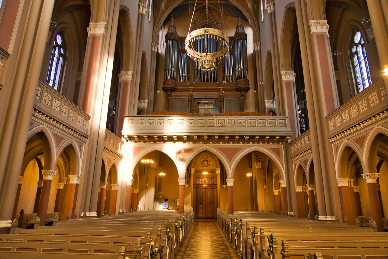 The organ Hans U. Hielscher plays at Marktkirche Wiesbaden (Lutheran Cathedral of Nassau). Photo:...