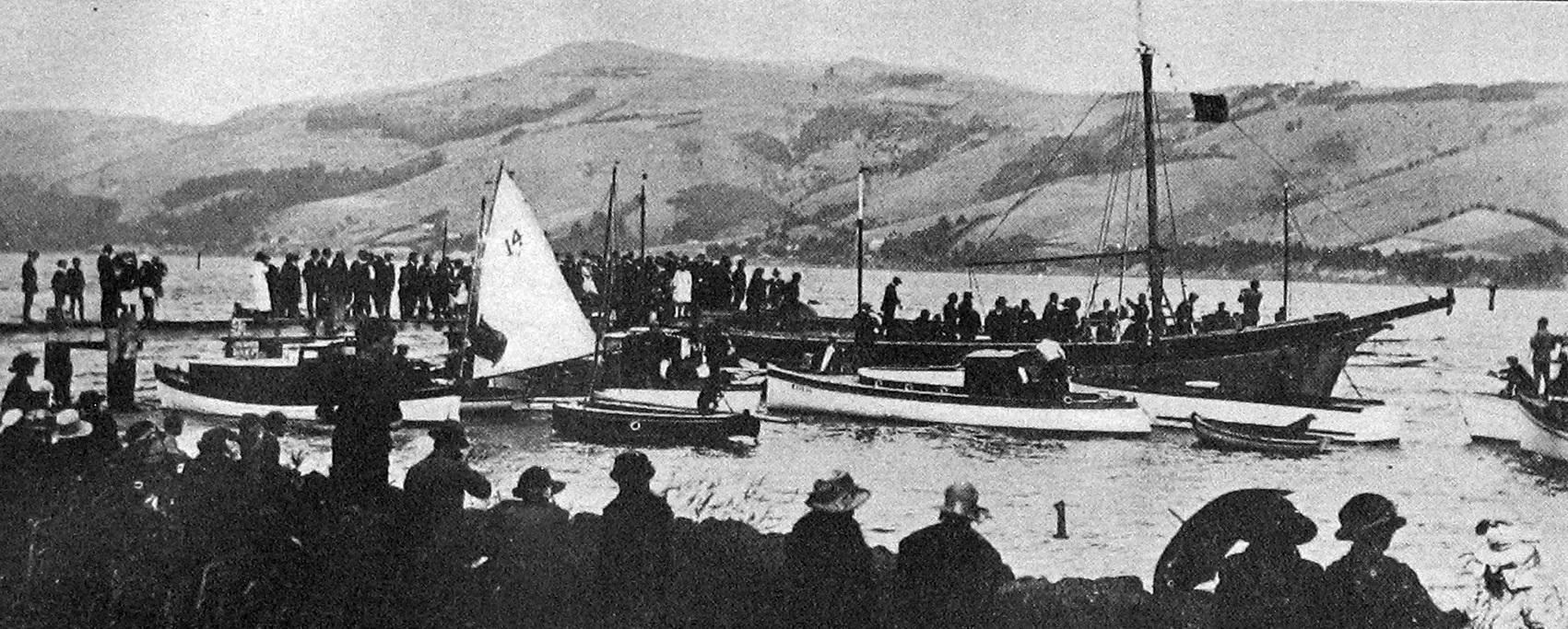 Spectators watch the action at the Ravensbourne regatta, on Otago Harbour. — Otago Witness, 4.3.1924