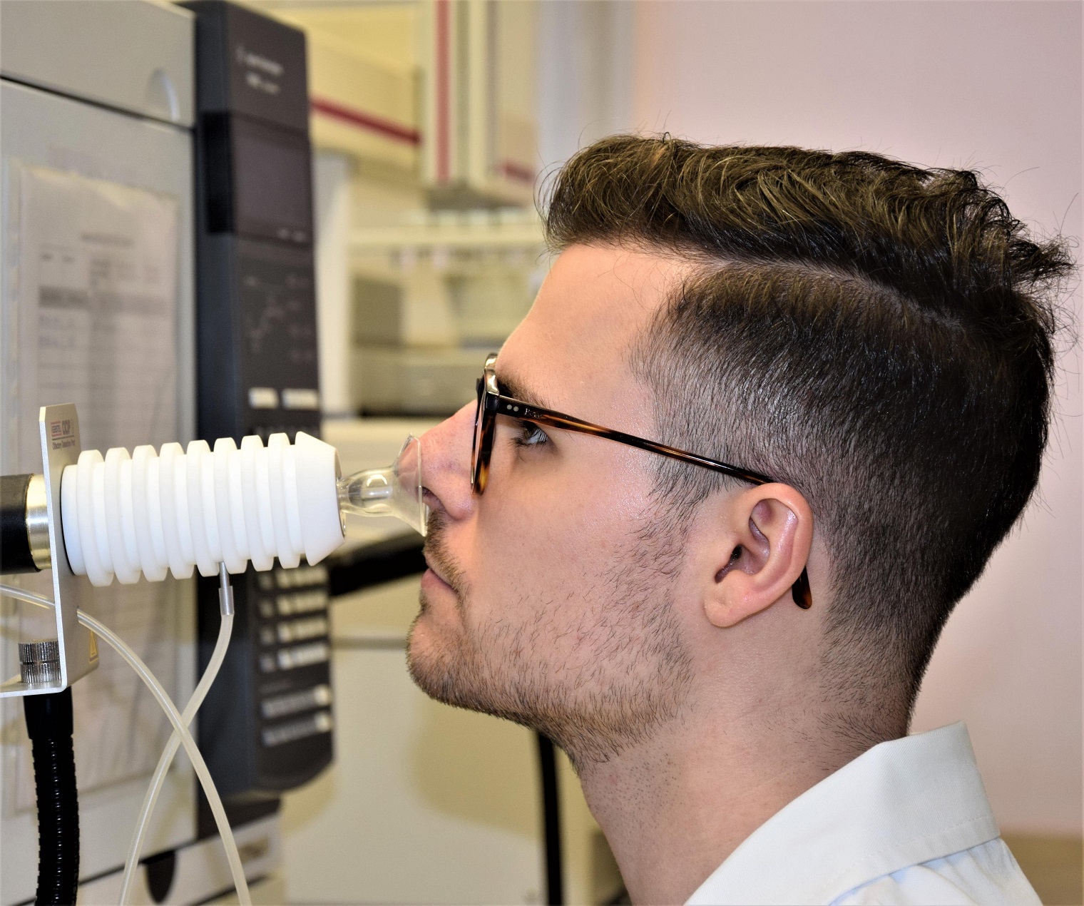 A researcher uses gas chromatography-olfactometry to analyse odour-active compounds. Photo:...