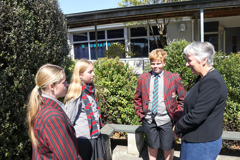 Kathy Paterson talking to year 10 students from left Maddi Kitoon, Alivia Gibson, and Liam Fox....