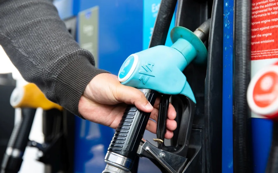 The Commerce Commission says motorists often pay more for petrol for longer than they should....