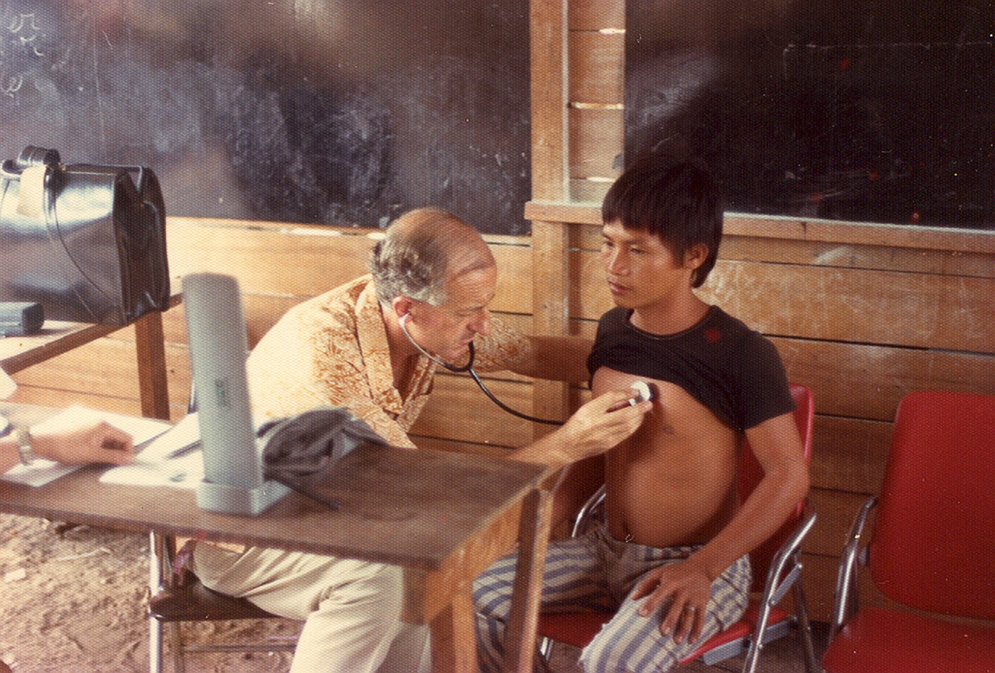 Brian McMahon treating a young patient at Songkhla General Hospital, Thailand, in 1977. Photo:...