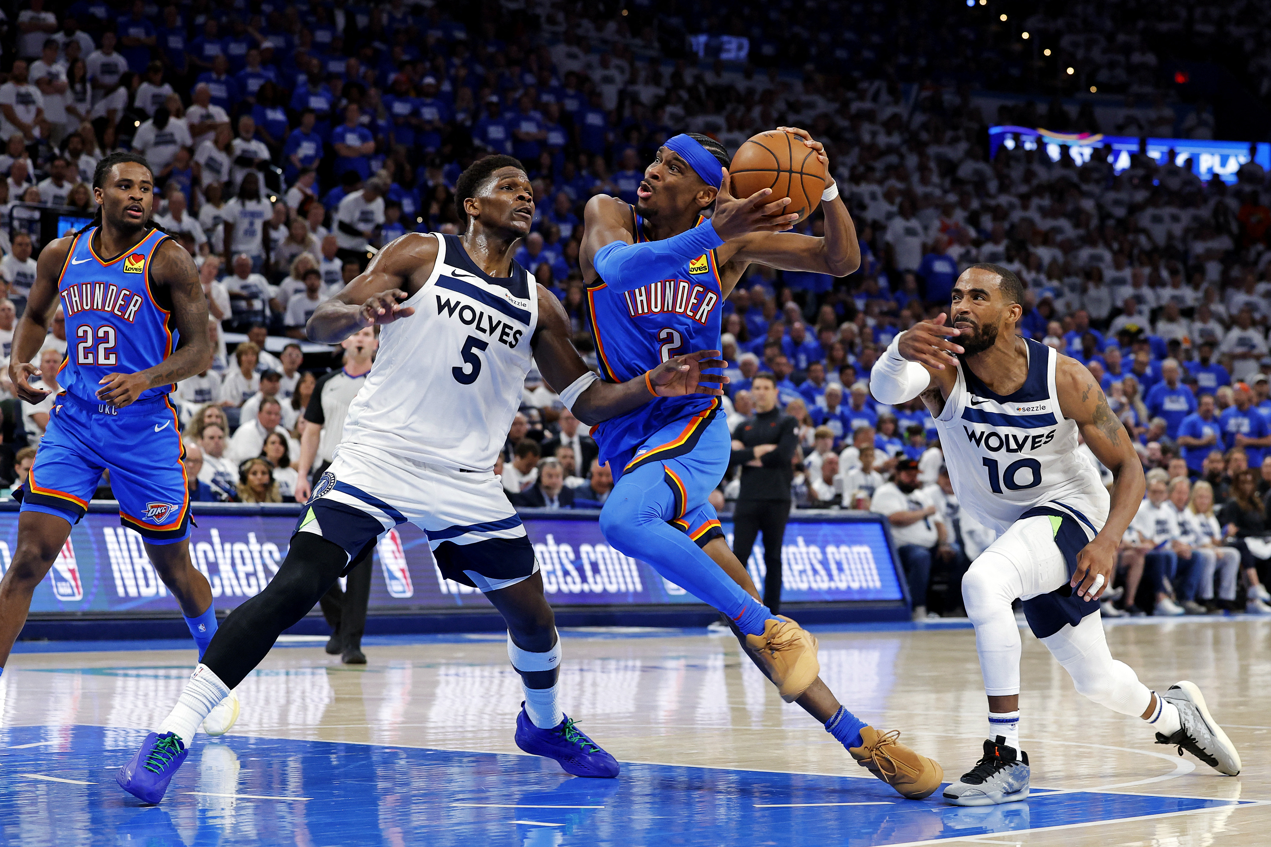 Oklahoma City Thunder guard Shai Gilgeous-Alexander drives to the basket against the Minnesota...