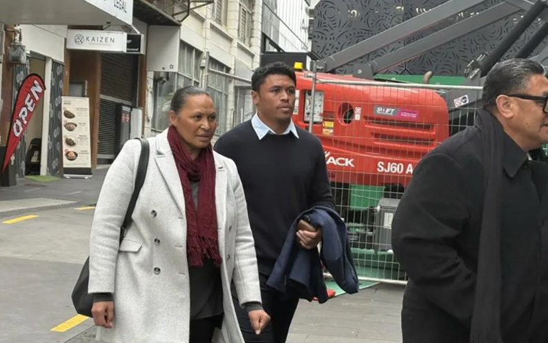 Caleb Clarke arrives at Auckland District Court. Photo: RNZ / Victor Waters