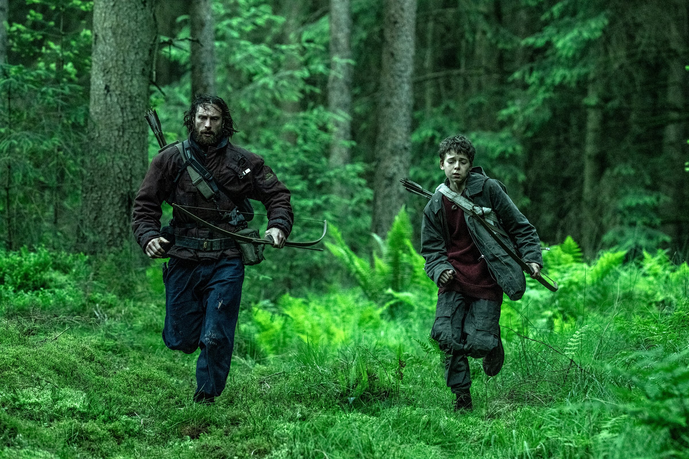 Aaron Taylor-Johnson and Alfie Williams on the run in 28 Years Later. 