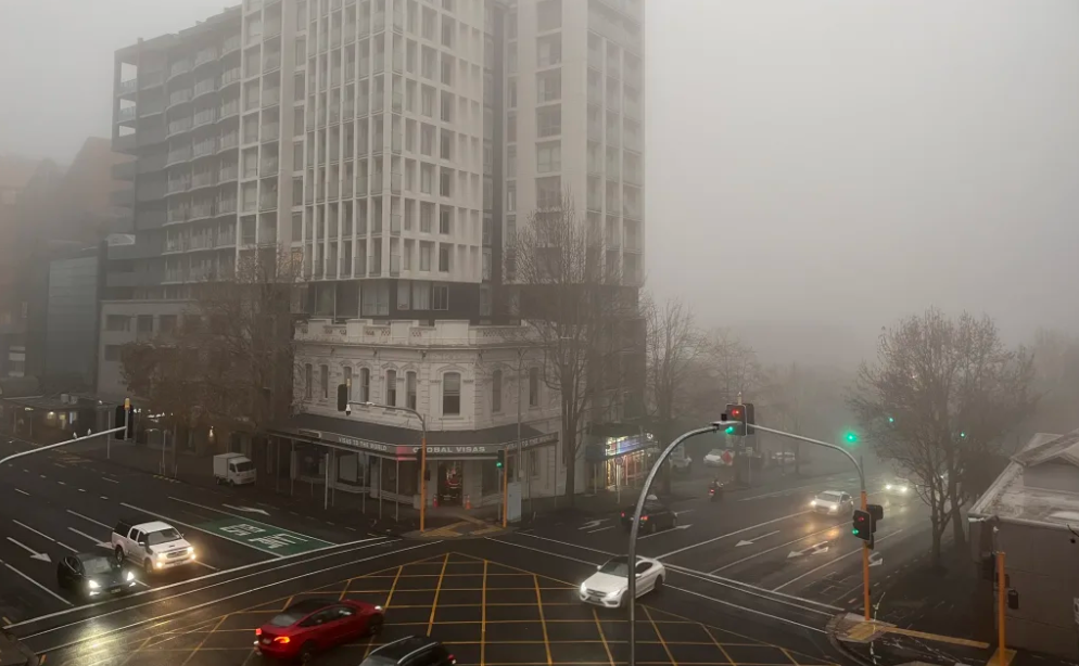 Heavy fog blanketed central Auckland this morning. Photo: RNZ