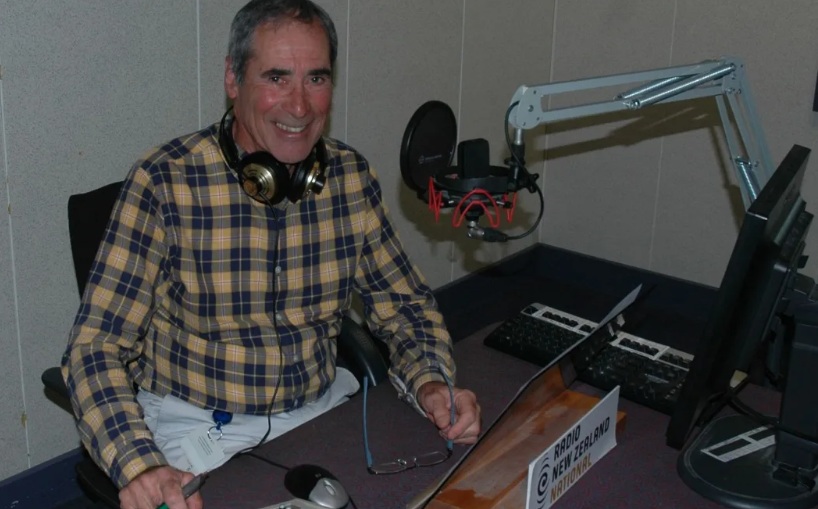 Garry Ahern finishes his last sports bulletin on Morning Report in 2015. Photo: RNZ