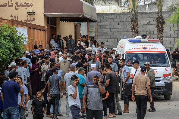Palestinians mourn their loved ones during funeral ceremony at Nasser Hospital. Photo: Getty Images