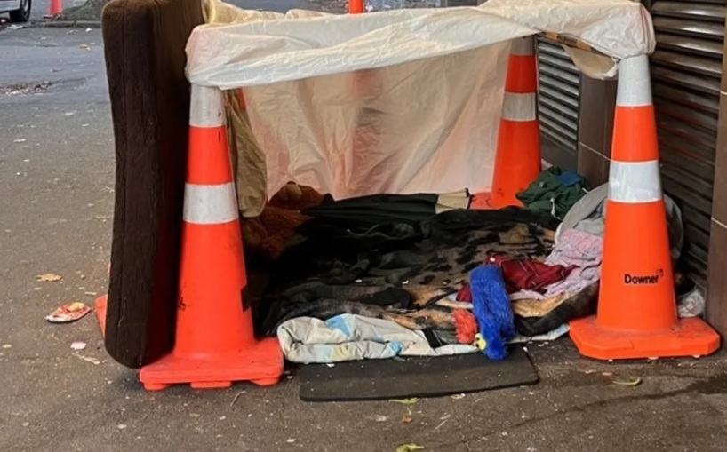 A makeshift shelter on Hobson St in central Auckland. Photo: RNZ