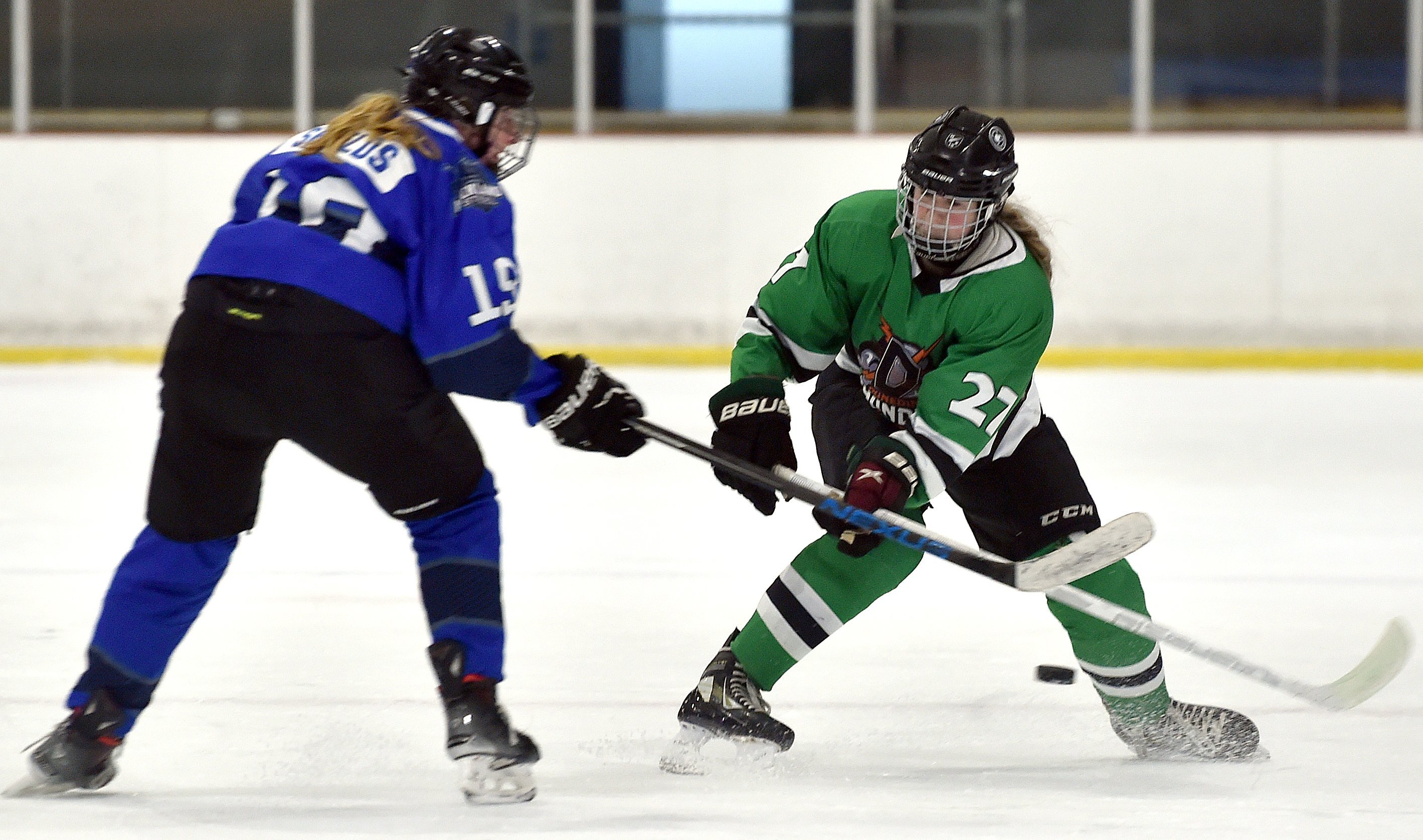 Auckland Steel player Hannah Shields (left) battles for the puck with Dunedin Thunder’s Lydia...