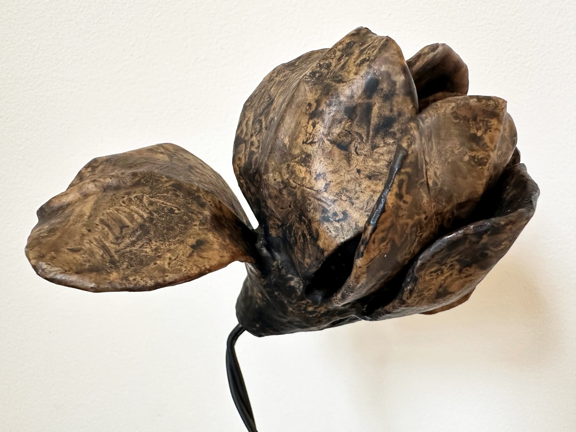 Cessation Flower (2024), mixed media, 350×90×120mm.