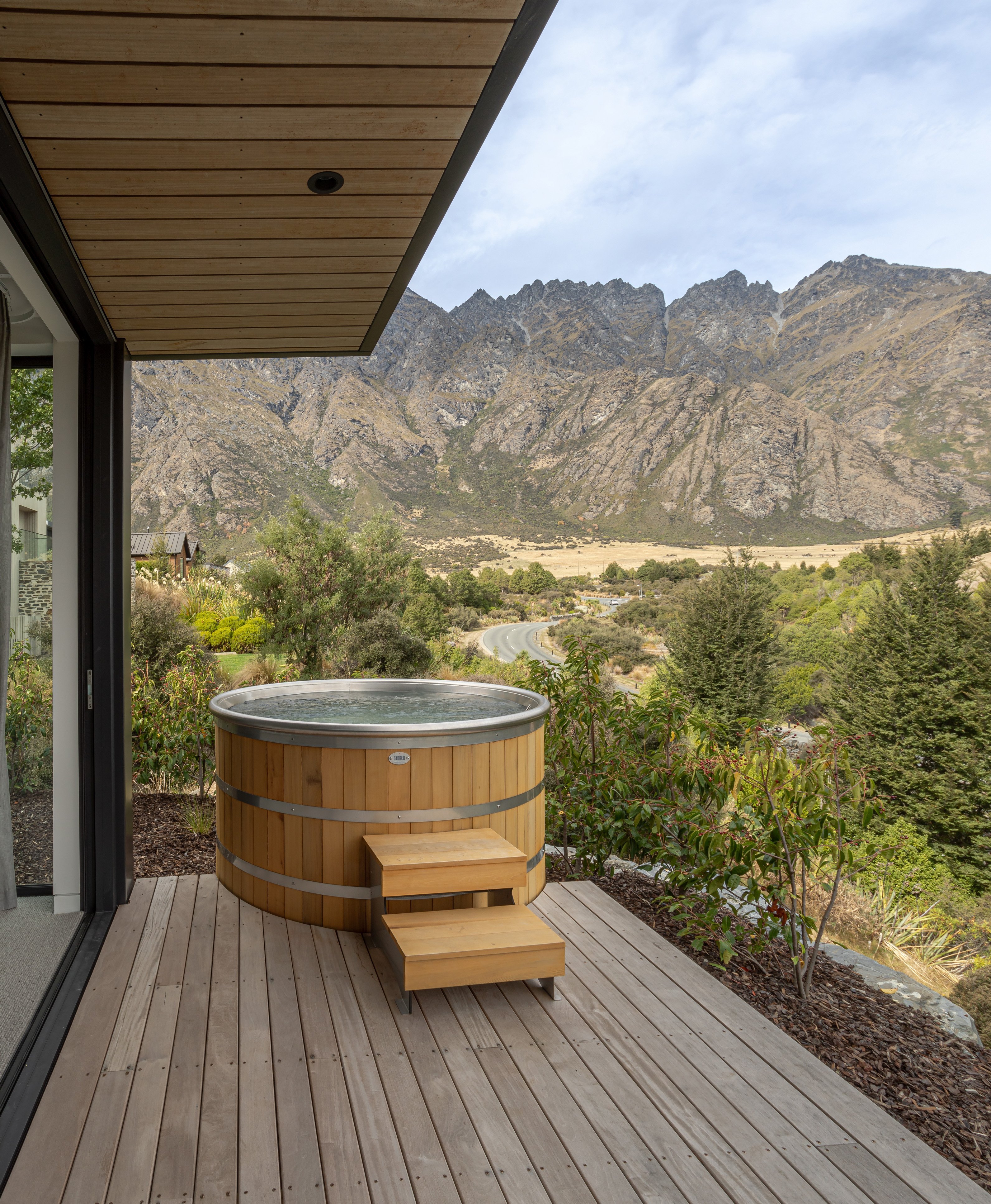 The stainless steel spa on the deck was made by Stoked in Wānaka.
