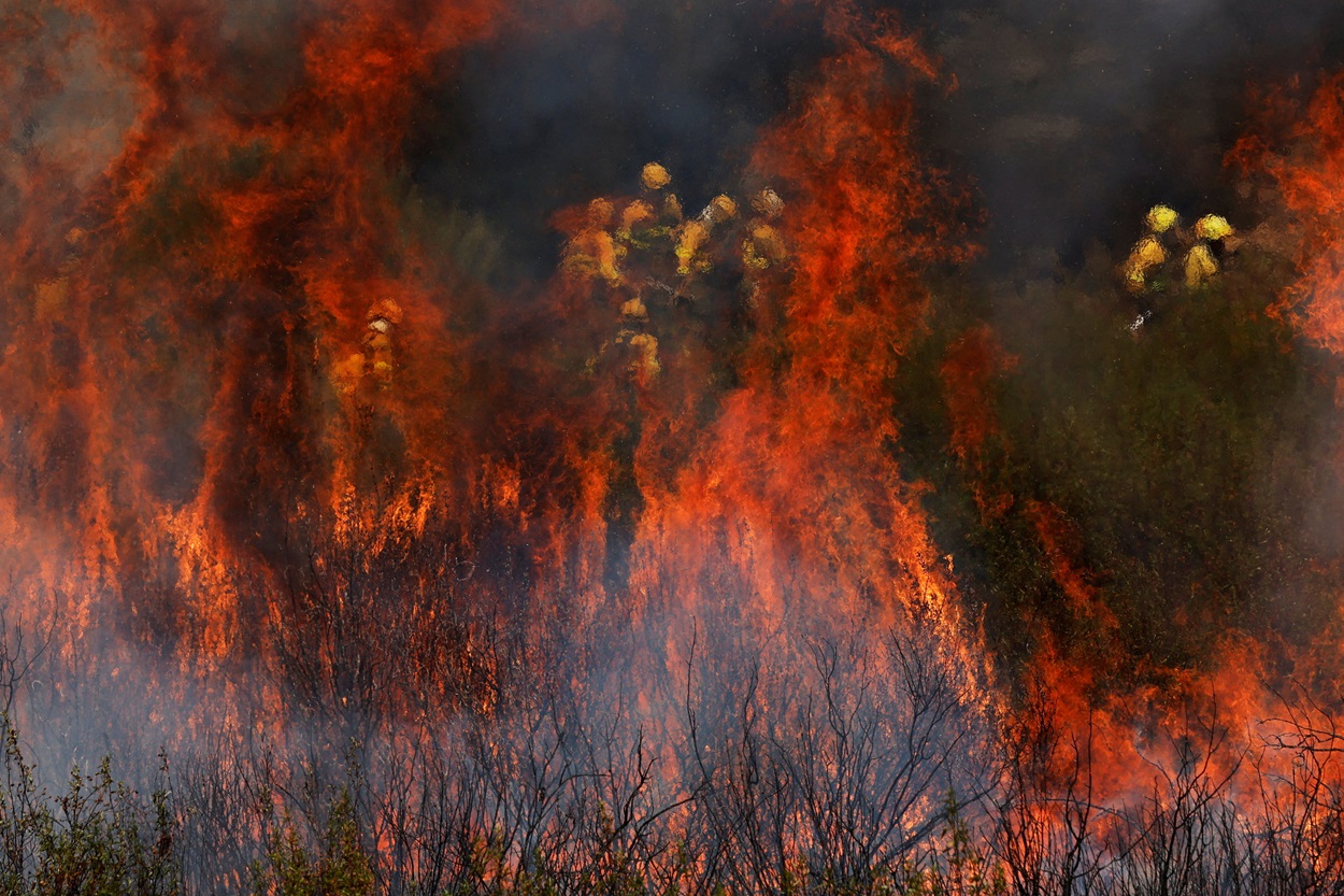 Firefighters work to extinguish a wildfire in the outskirts of Abejera de Tabara in Zamora, Spain...