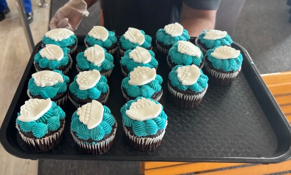 Cabin crew gave out chocolate cupcakes to passengers on the final sailing. Photo: RNZ