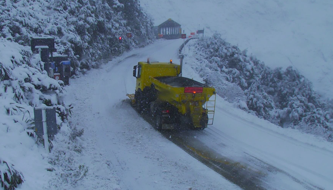 A truck makes its way up heavy snow near the Homer Tunnel on Saturday. PHOTO: MILFORD ROAD ALLIANCE