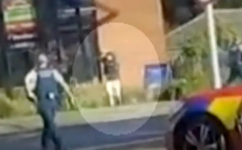 Police surrounding Shargin Stephens on July 14, 2016 Photo: Screengrab / TVNZ / Te Karere