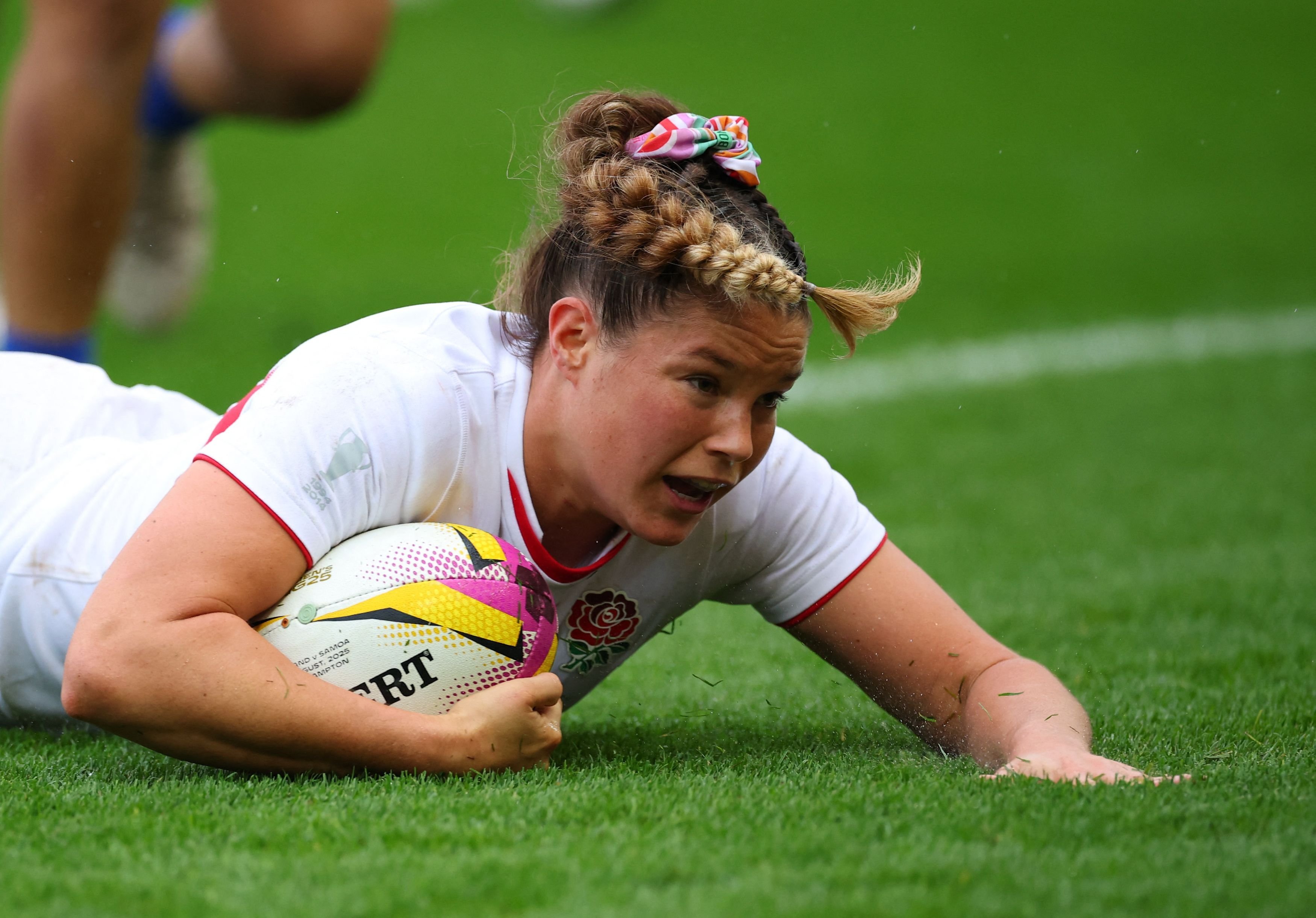Jess Breach scores yet another try for England.