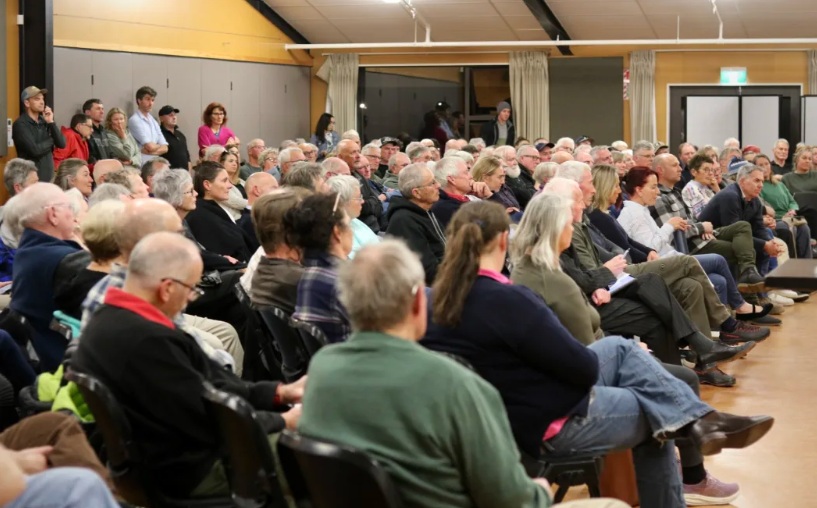 Nearly 300 people packed into a public meeting at Lake Hawea Community Centre on Thursday night....