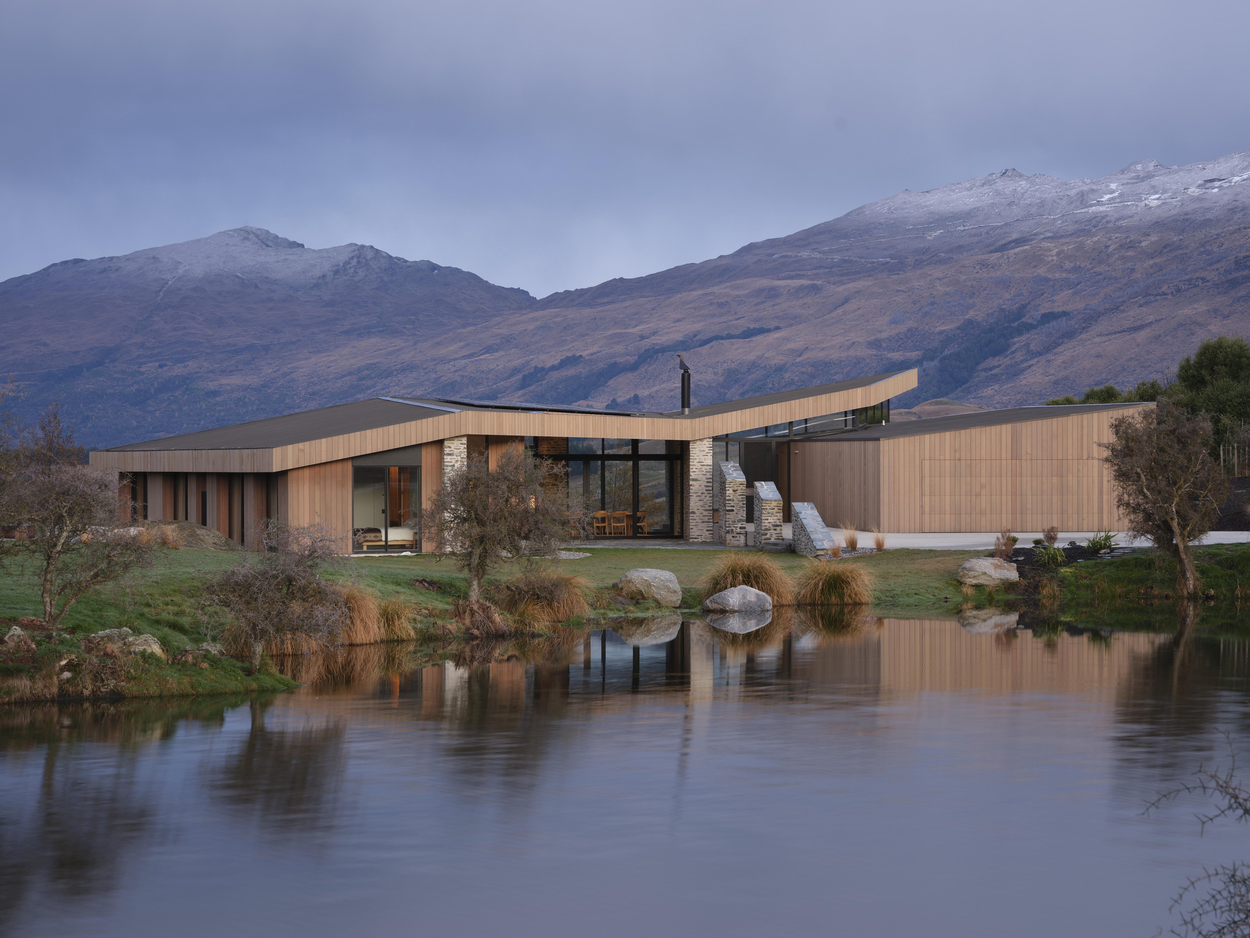 This holiday home in the Wakatipu Basin not only enjoys panoramic mountain views, its energy...