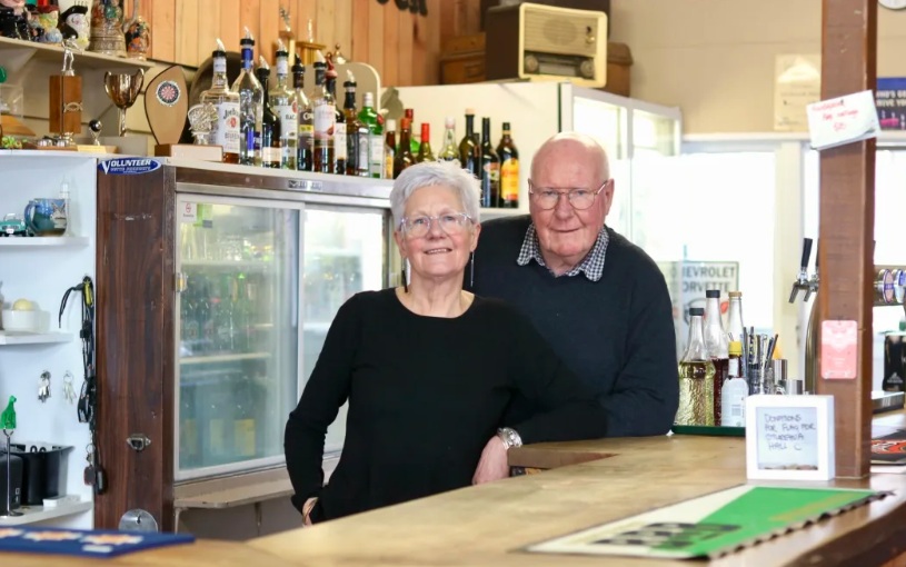 Grahame and Liz Jones have run the Oturehua Railway Hotel for 17 years. Photo: RNZ