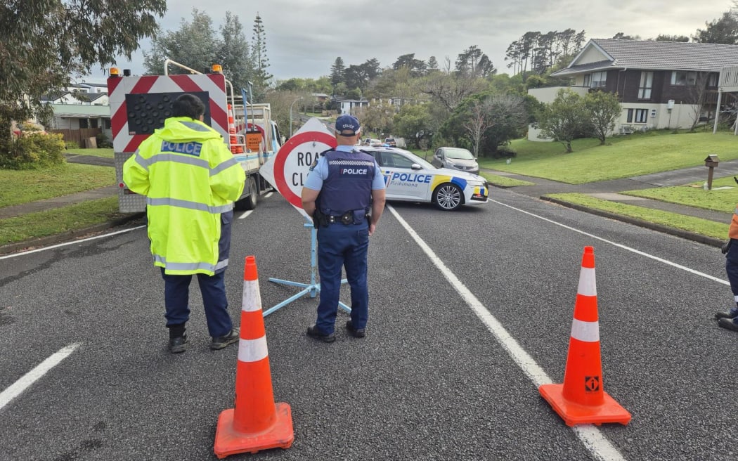 Police at a cordon near the scene of the fire in Bucklands Beach. Photo: RNZ
