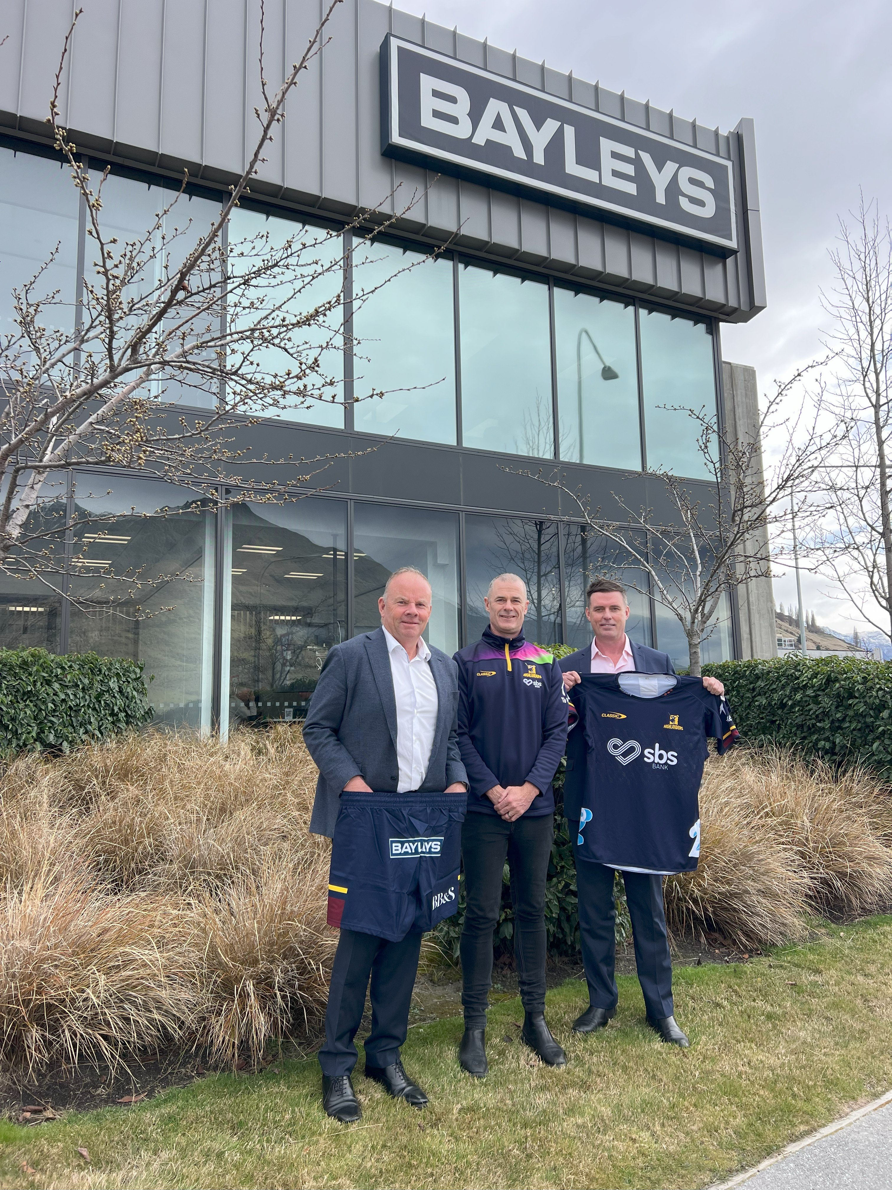 Highlanders commercial manager Mike Kerr, centre, flanked by Bayleys Queenstown’s managing...