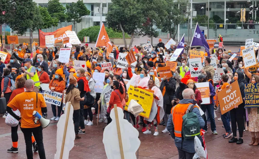 Allied health workers on strike in Auckland in 2022. Photo: RNZ 
