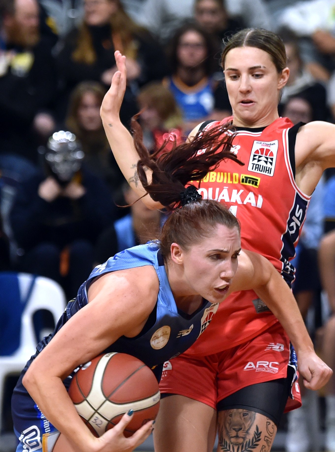 Taylah Simmons of the Southern Hoiho gets passed Mainland Pouakai Morgan Yaeger during the Womens...