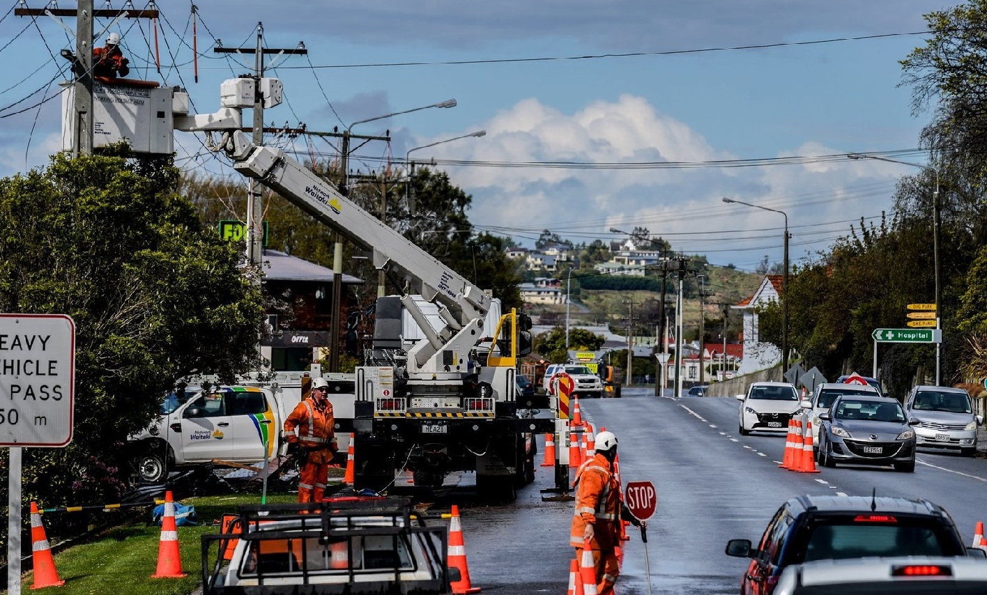 Linesmen work to restore power in Balclutha. Photo Andrew Johnston via RNZ