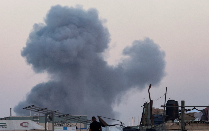 Smoke rises following an Israeli airstrike in Khan Younis. Photo: Reuters