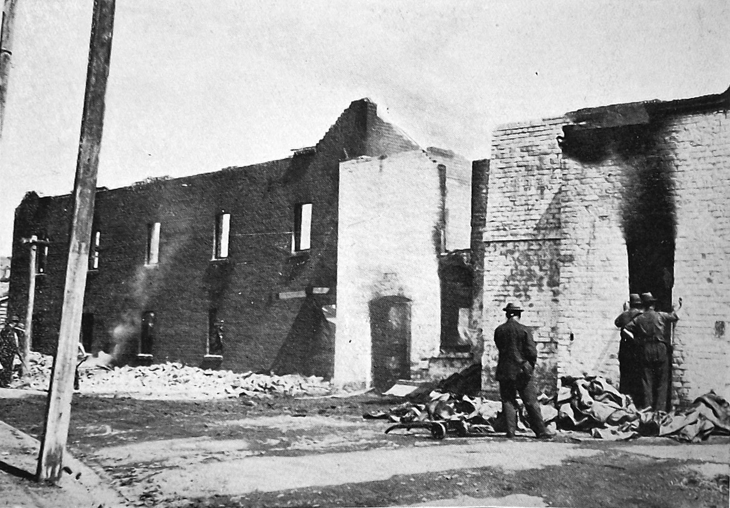 The ruins of Harraways flour mill in North Dunedin following a large fire. — Otago Witness, 3.11...