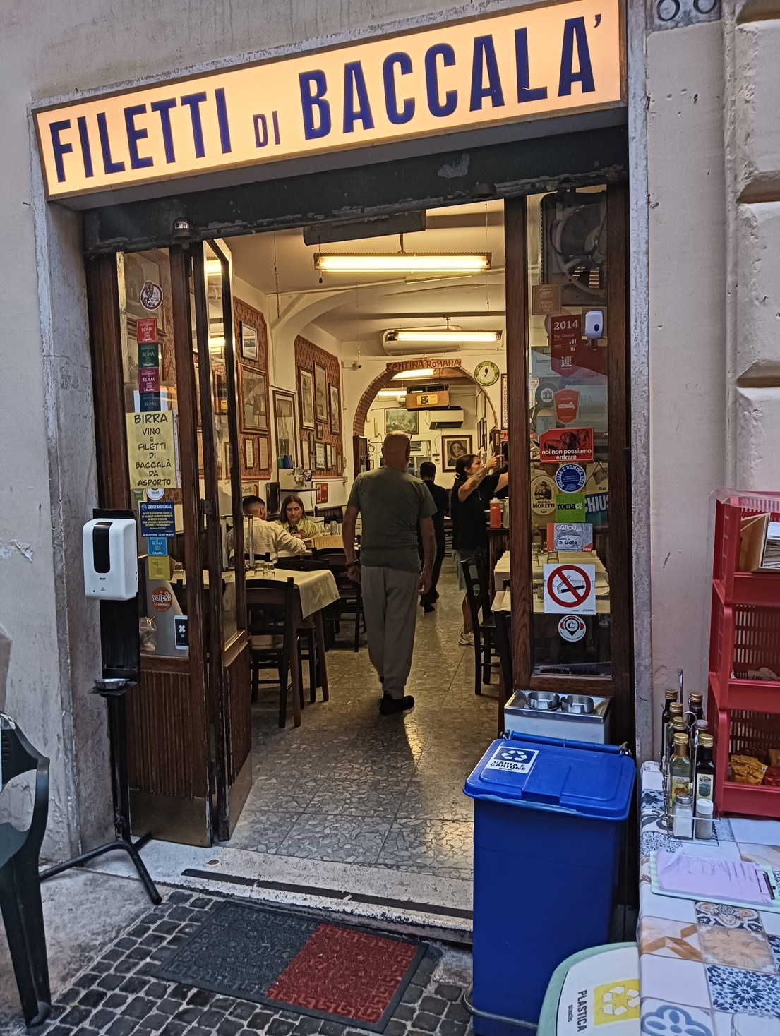 Dar Filettaro specialised in fried cod (below).