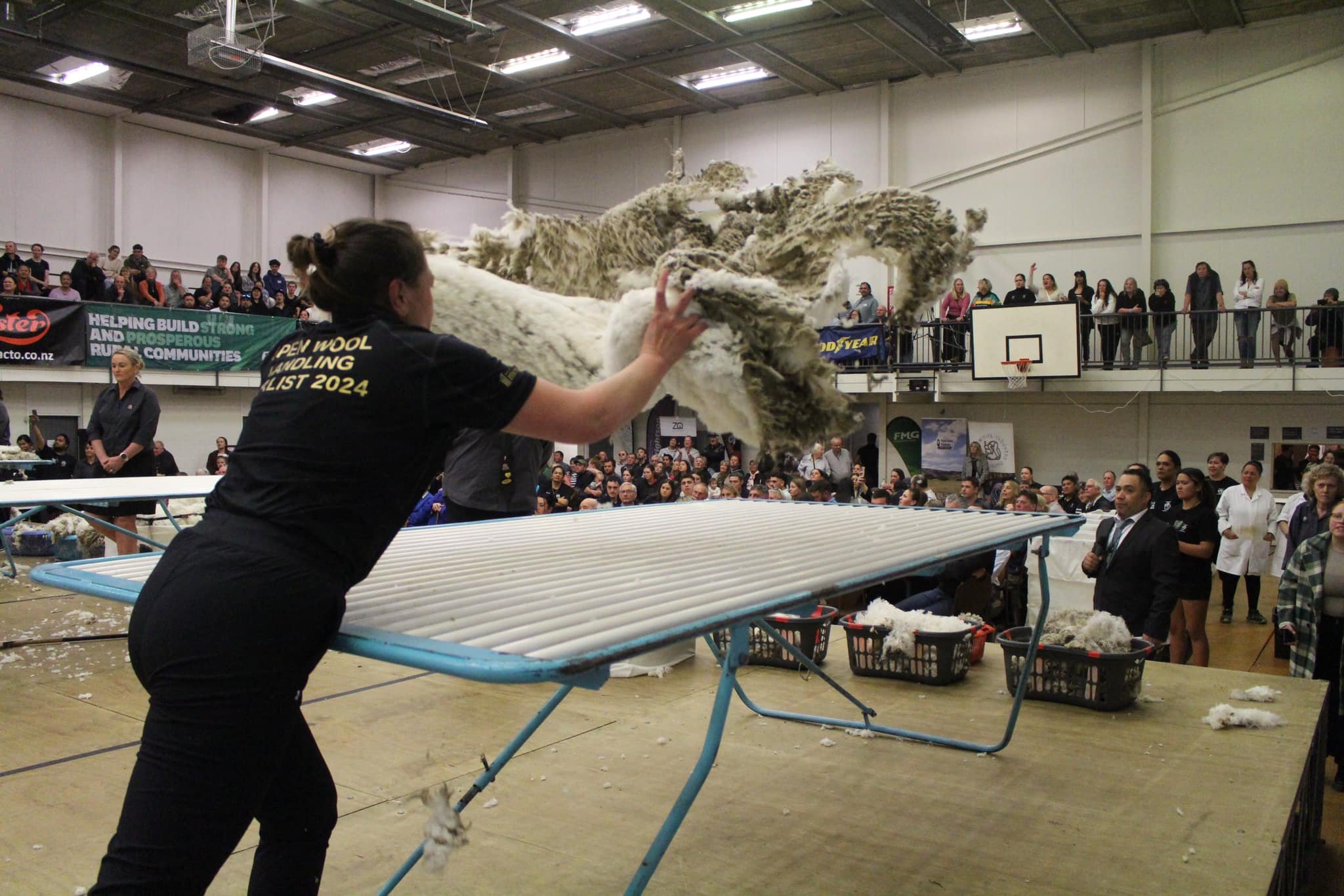 The open woolhandling category drew the crowds at lasy year’s event. PHOTO: ROBYNE MURRAY