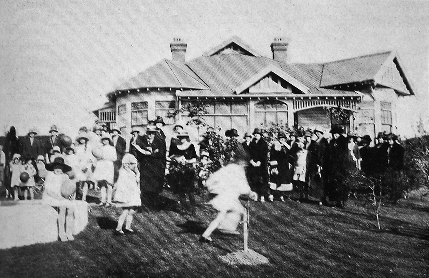 Garden party at Mrs Arthur Hudson’s residence to raise funds for the St Kilda Kindergarten. —...