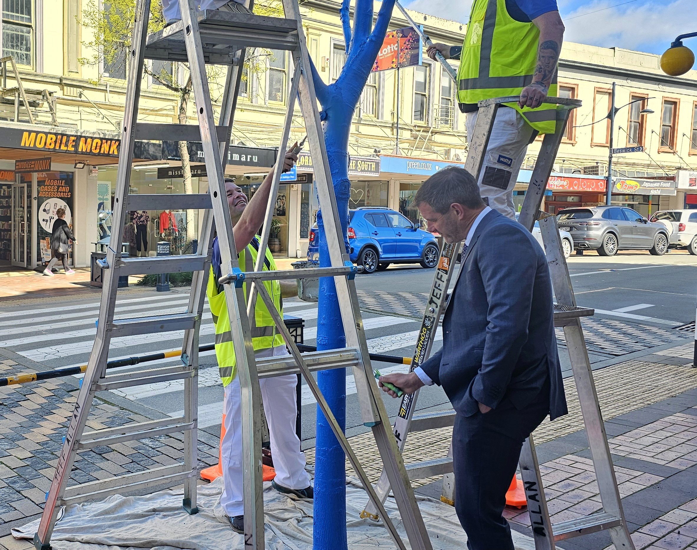 Timaru District Mayor Nigel Bowen and Wattyl commercial account manager Jimmy Agnew get to work...