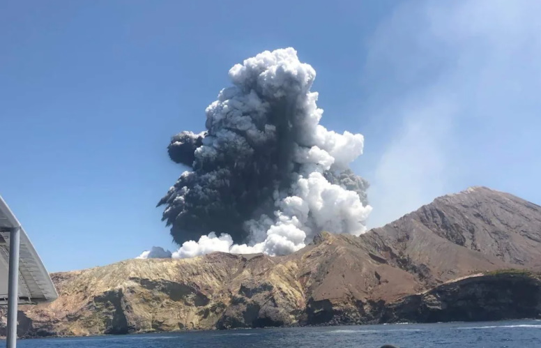 Whakaari White Island eruption as seen from tourist boat. Photo: Supplied / Lillani Hopkins via RNZ