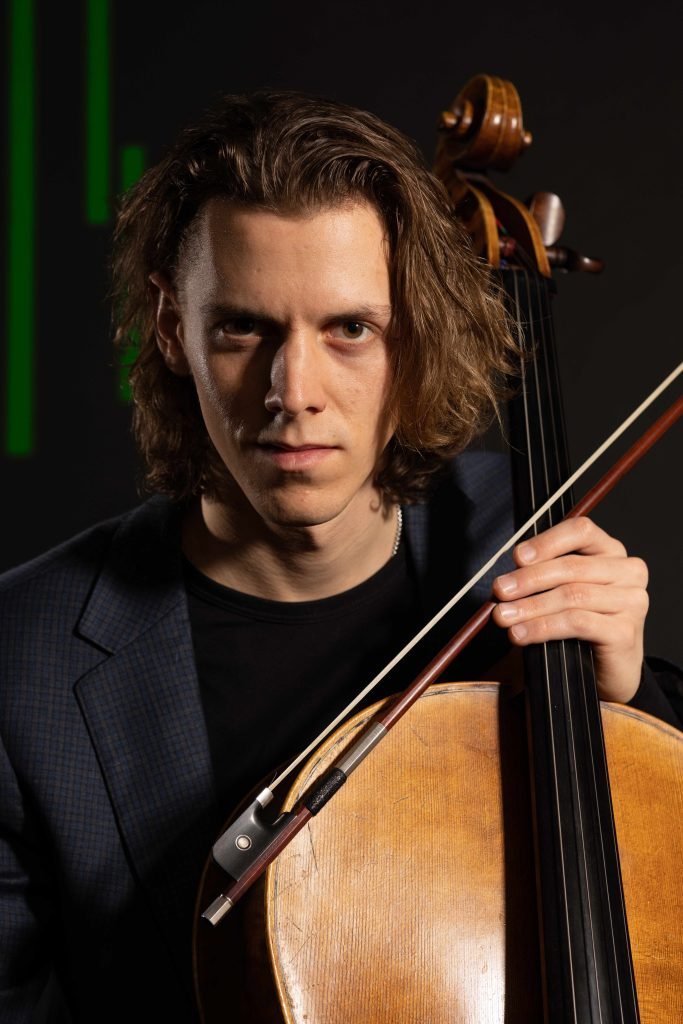 He plays an Australian-made Reiner Beilharz 2014 Cello, accompanied by a Klaus Grunke bow.