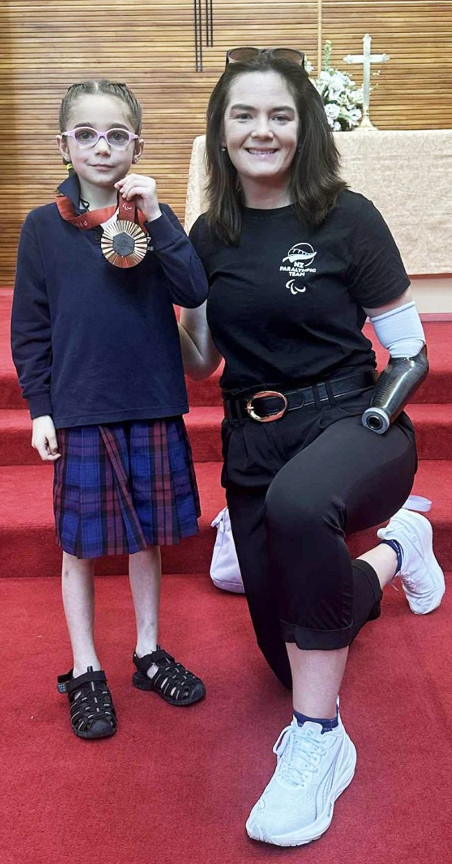 Eden Barbour meets multiple-medal-winning Paralympian Holly Robinson. PHOTO: SUPPLIED/SHELLY SNELL
