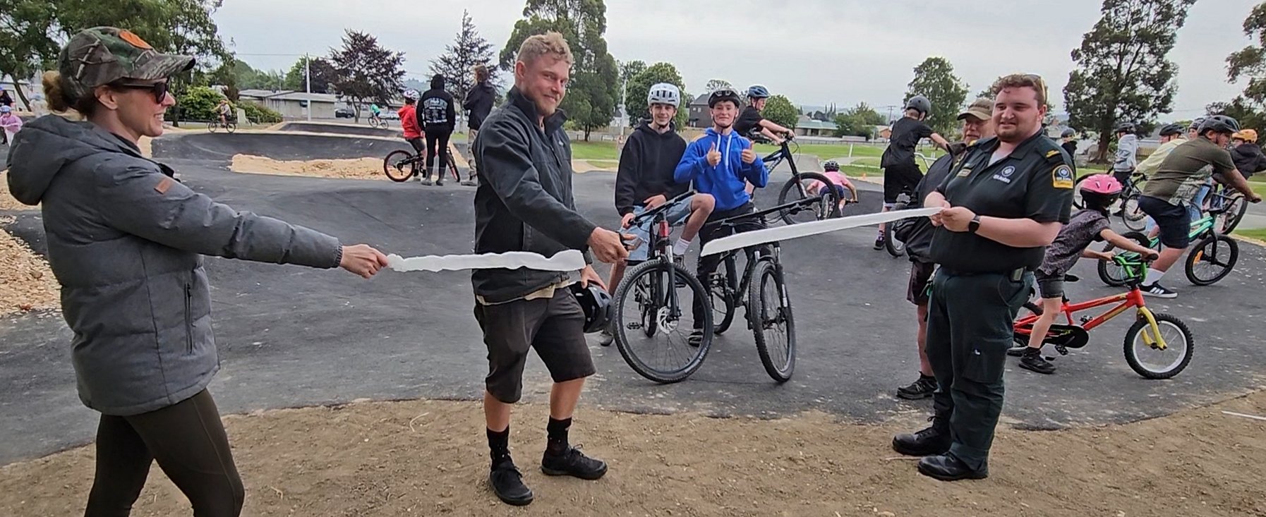 Project Bruce’s Catherine Paul (left) and Oli Blackbourne help designer-builder Matthew ‘‘Milty’’...
