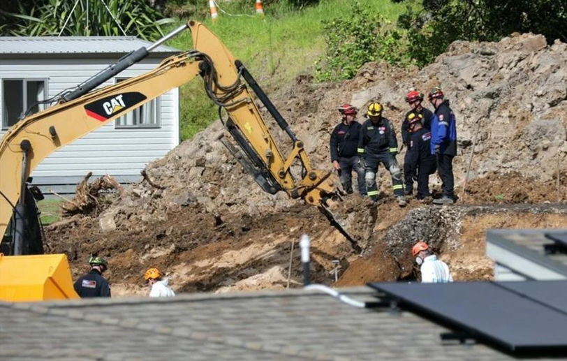 Searchers at the Mt Maunganui site. Photo: RNZ