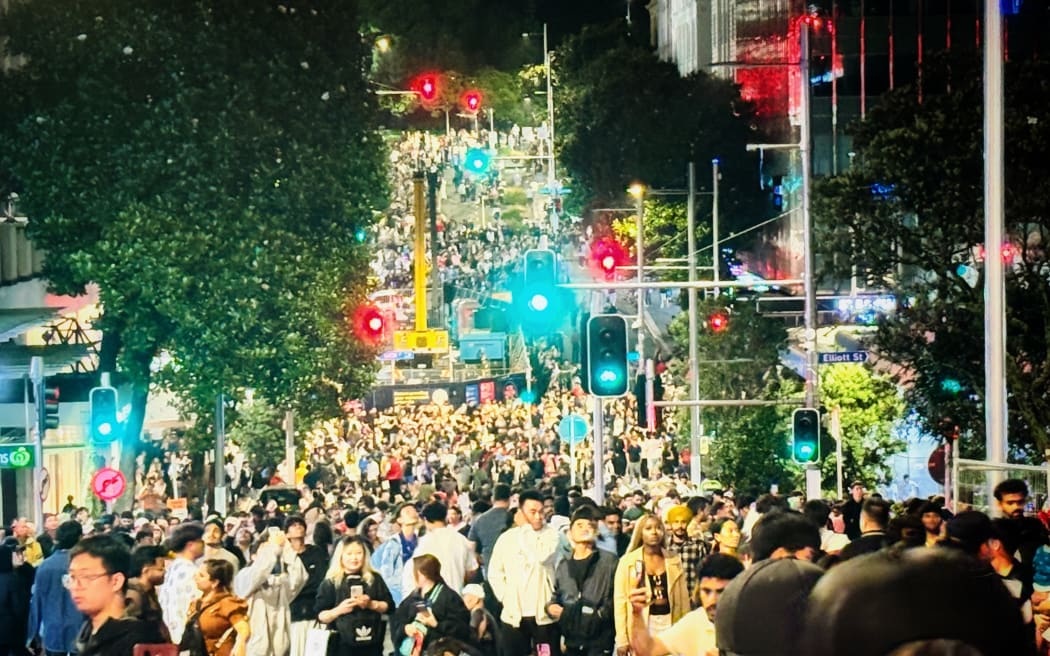 The New Year's Eve crowd on Victoria St in Auckland. Photo: RNZ 