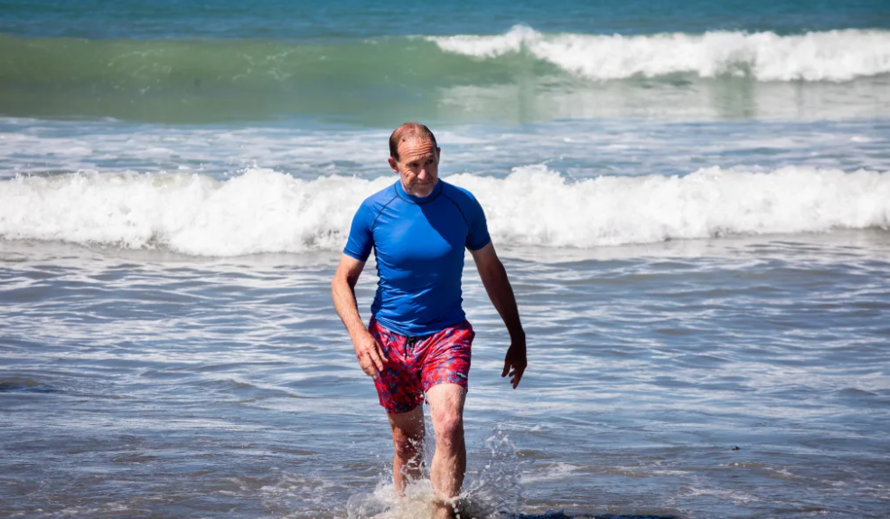 To prove the water was safe again Mayor Andrew Little went for a dip at Lyall Bay today. Photo: RNZ 
