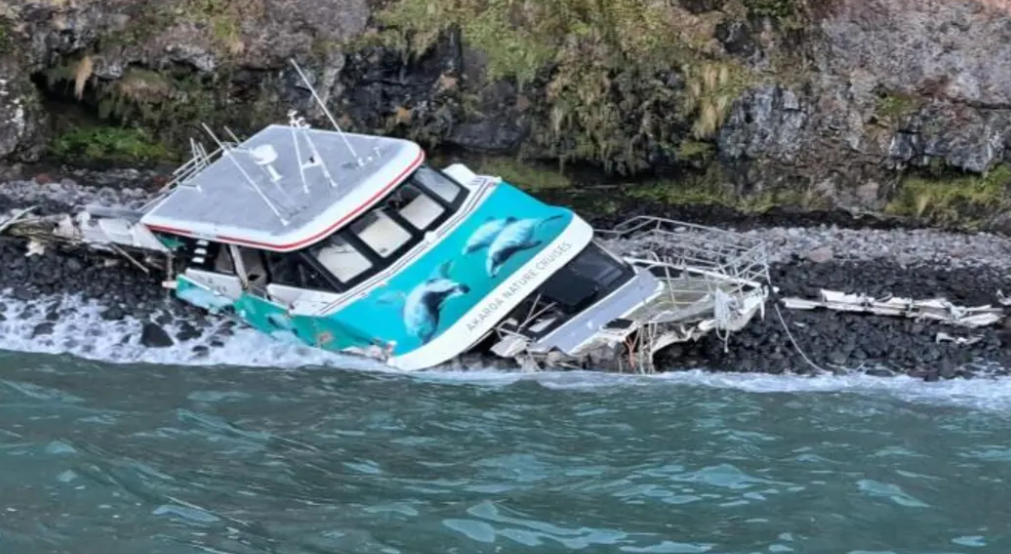 A plan to salvage the wrecked Black Cat Cruises boat has been adapted after swells dislodged it...