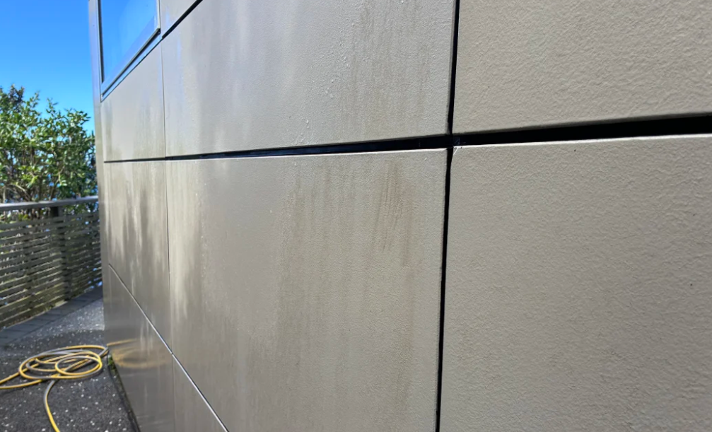 Despite three attempts with the hose, a brown smear remains on Chris' house on the Esplanade....