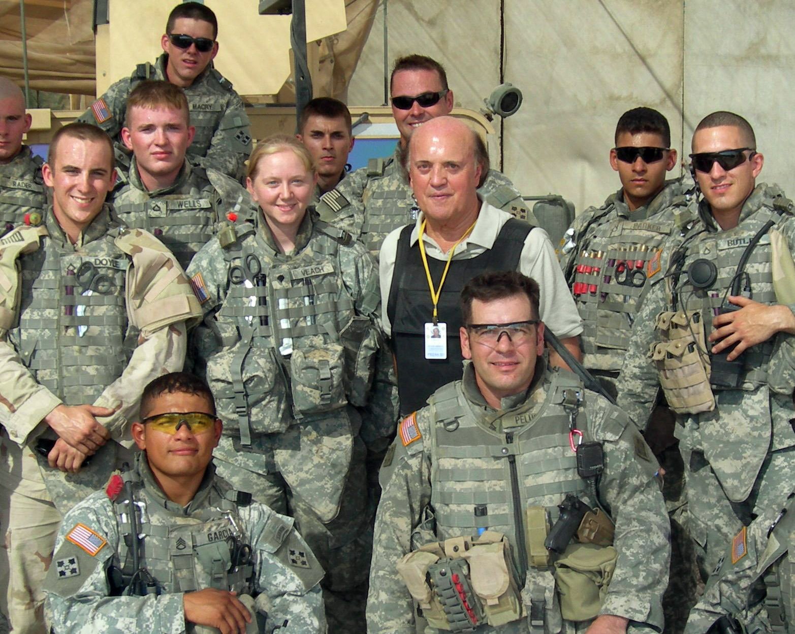 Peter Arnett with soldiers of the US 4th Infantry Division in Iraq in 2006. Photo: NZPA
