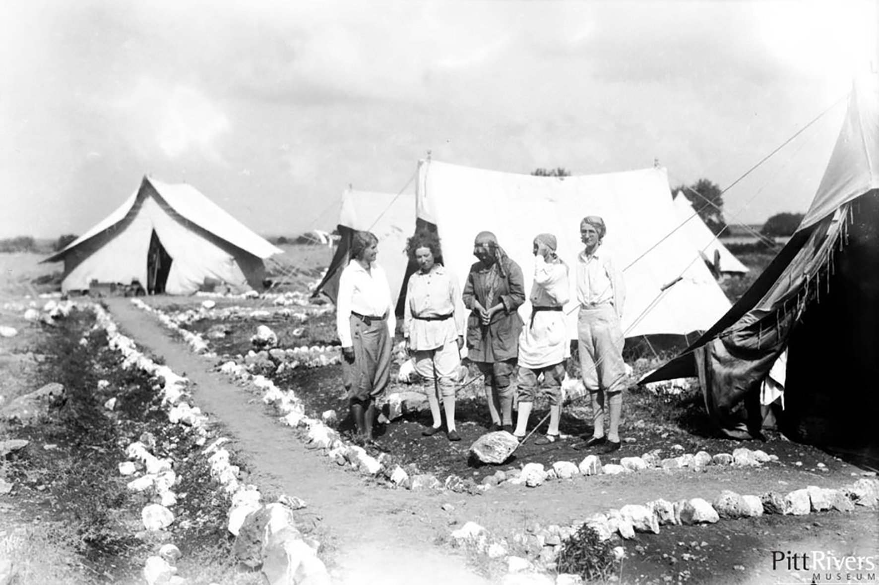 Dorothy Garrod (second from left) with her all-woman excavation crew.