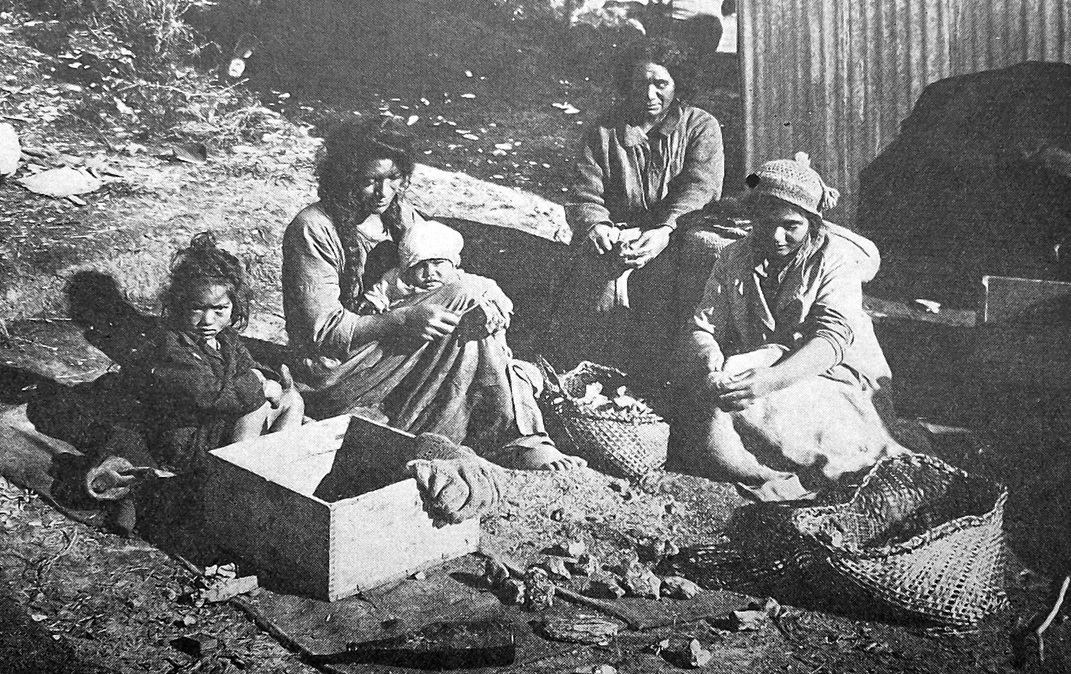 Wāhine Māori process kauri gum at Waipapakauri, Northland. — Otago Witness, 16.3.1926