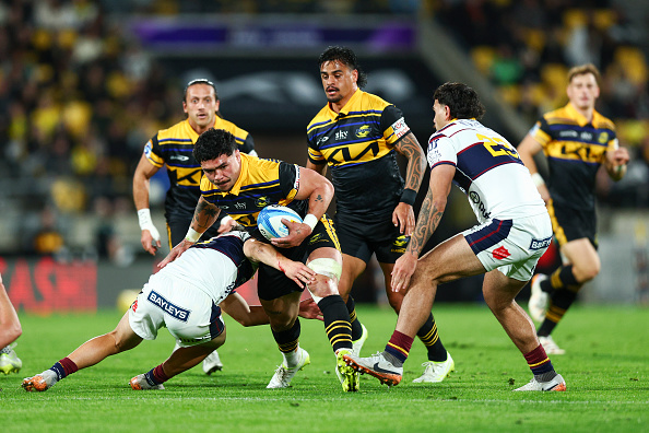 The Hurricanes' Du’Plessis Kirifi makes a barnstorming run against the Highlanders. Photo: Getty