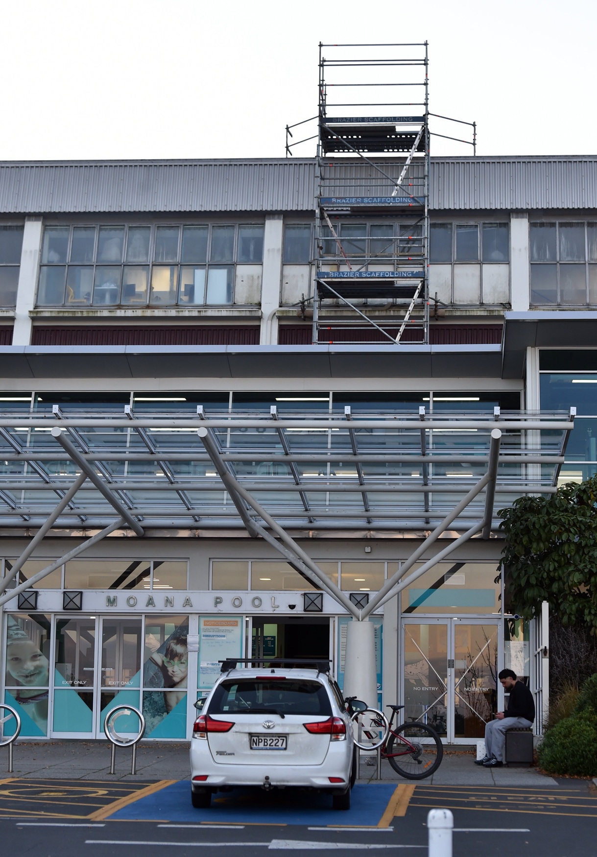 Work on repairing windows on the frontage of Dunedin’s Moana Pool yesterday. PHOTO: PETER MCINTOSH