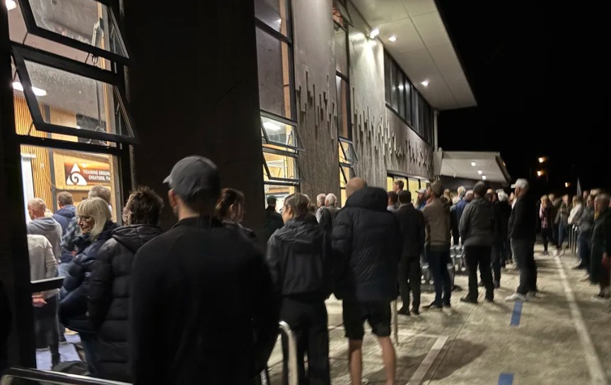 The overflow crowd listen to the meeting from outside. Photo: RNZ / Keiller MacDuff